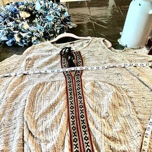 GORGEOUS FREE PEOPLE COLD SHOULDER TOP! Beautiful condition! Size? See pics!